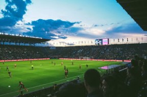 九游娱乐-德布劳内关键助攻点燃赛场，塞尔维亚队豪取胜利，观众掌声雷动